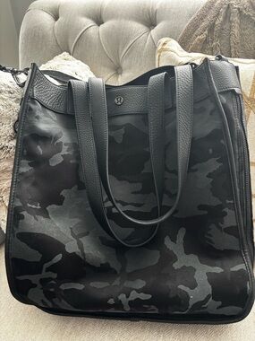 lululemon athletica Black & Gray Camo Tote Bag
